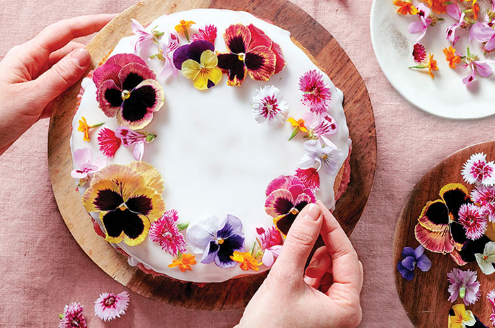Gâteaux : utiliser des fleurs fraîches - À Lire