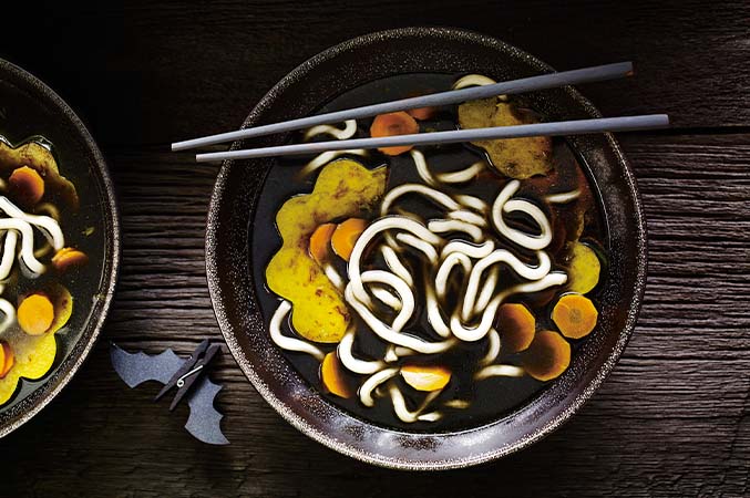Soupe de nouilles udon à l’encre de seiche