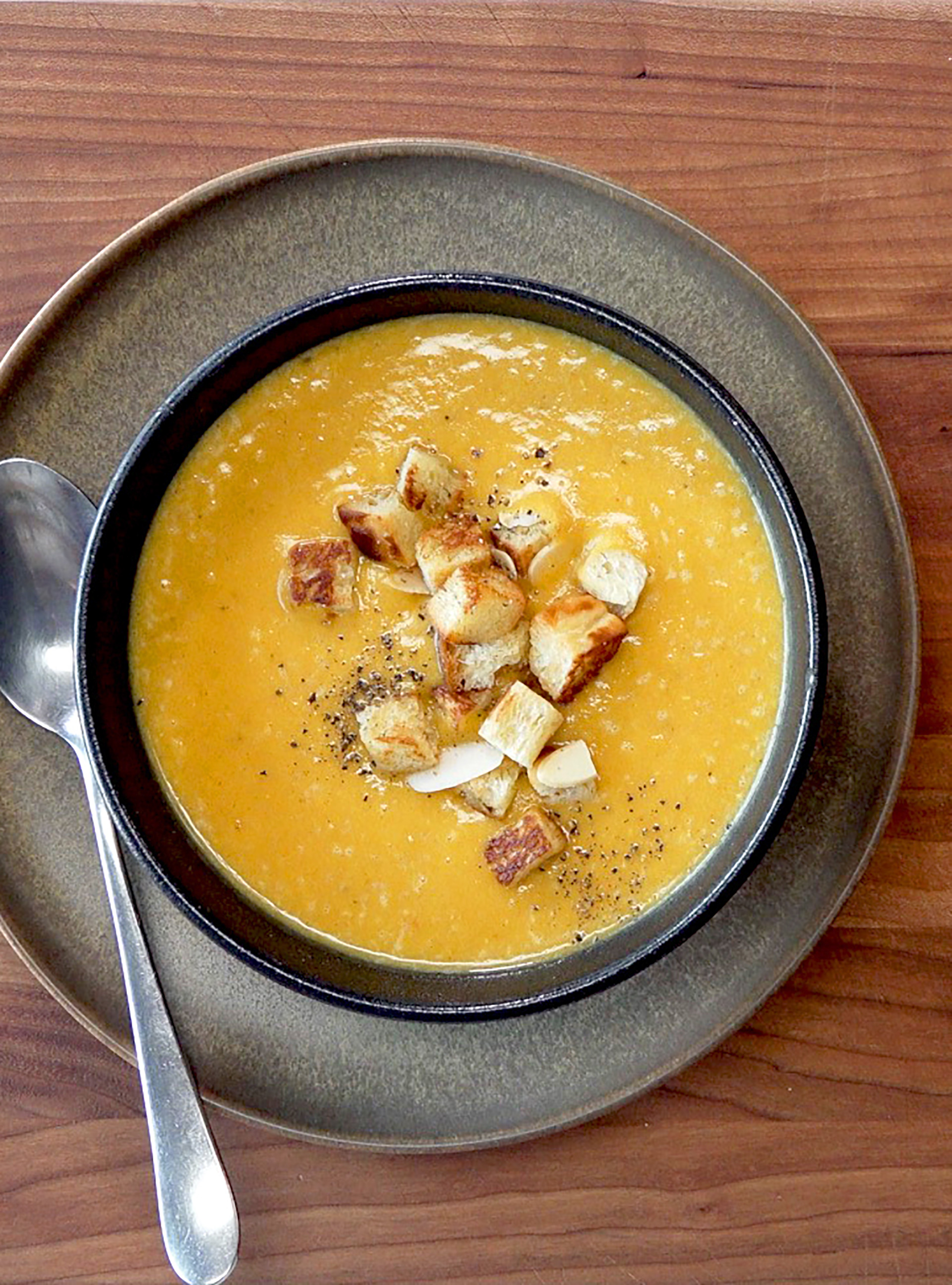 Potage aux patates douces, aux lentilles rouges et au curcuma