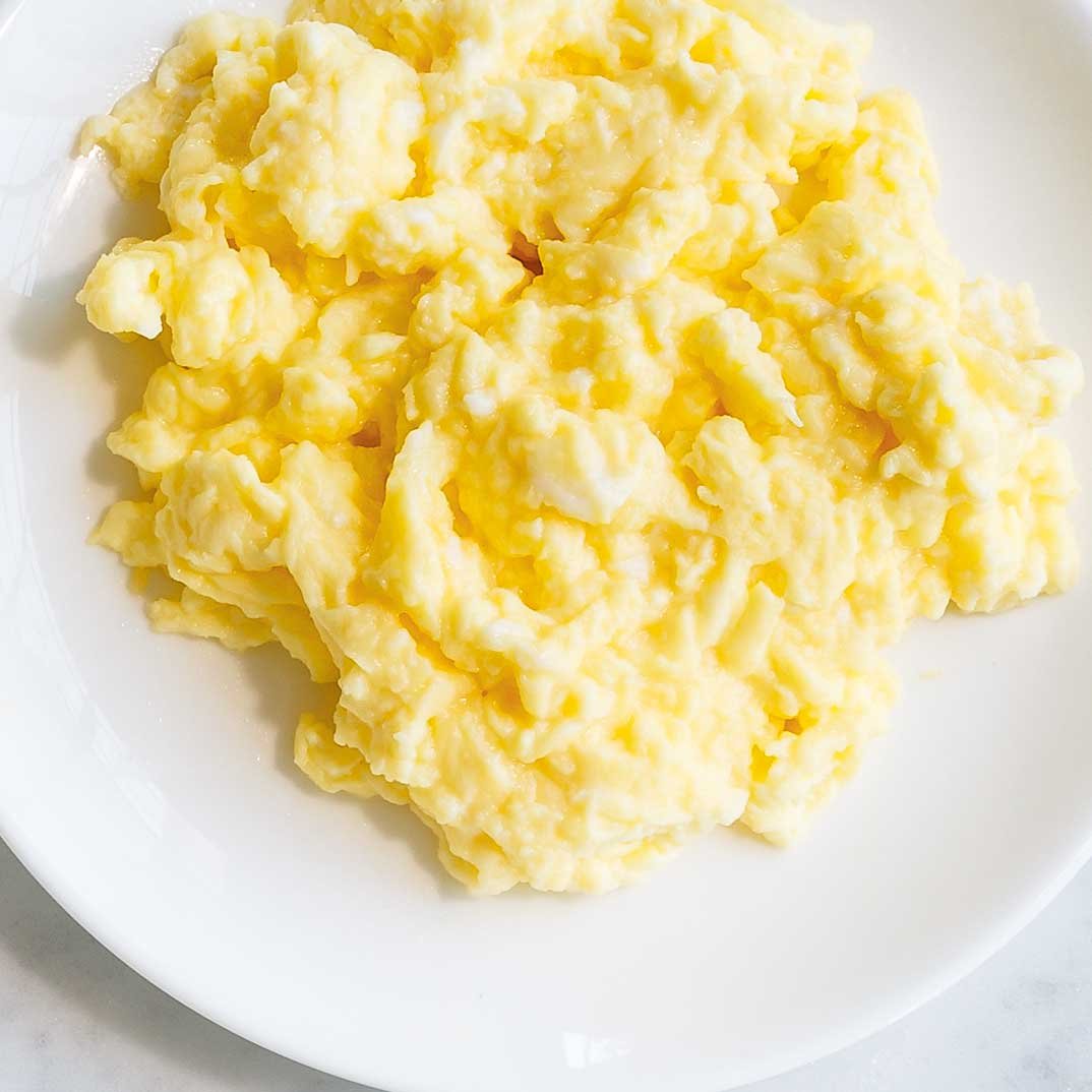 creamy scrambled eggs with mayonnaise