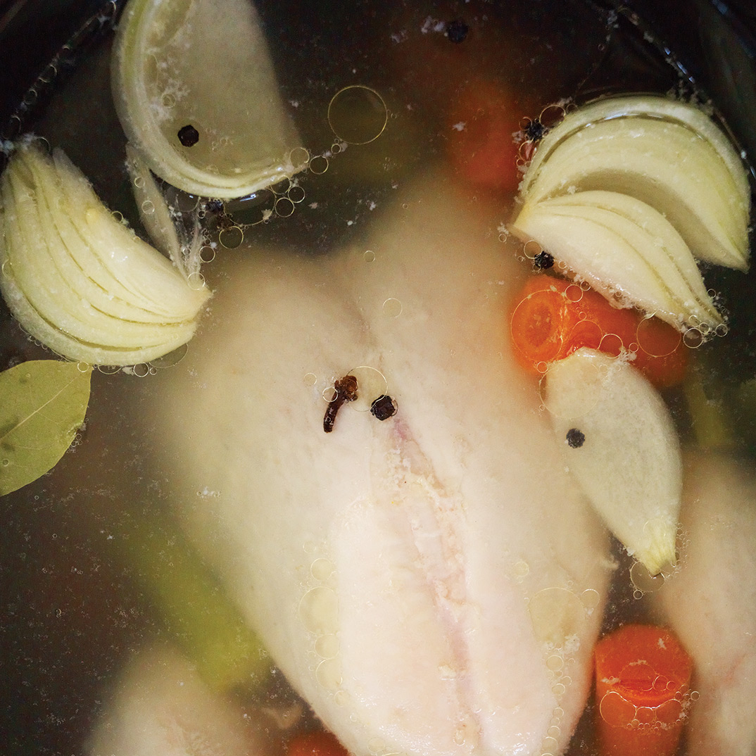 Poulet entier poché et bouillon de poulet à l’autocuiseur RICARDO