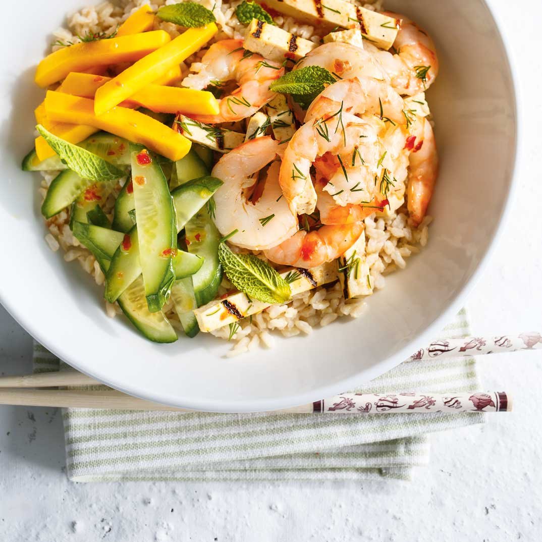 Riz brun, crevettes et tofu grillé