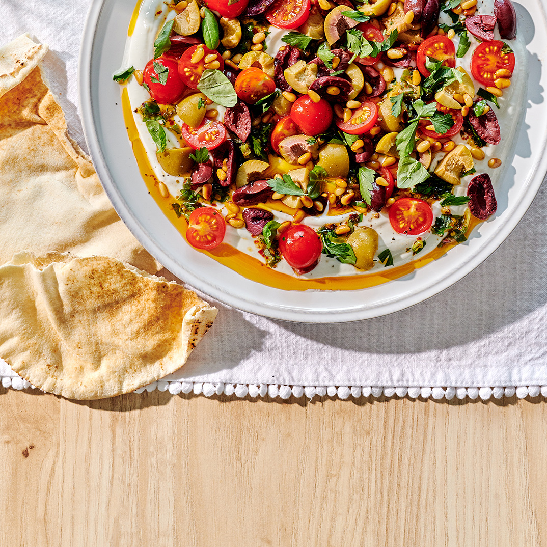 Trempette De Yogourt Grec Garnie Aux Herbes, Aux Olives Et Aux Tomates ...