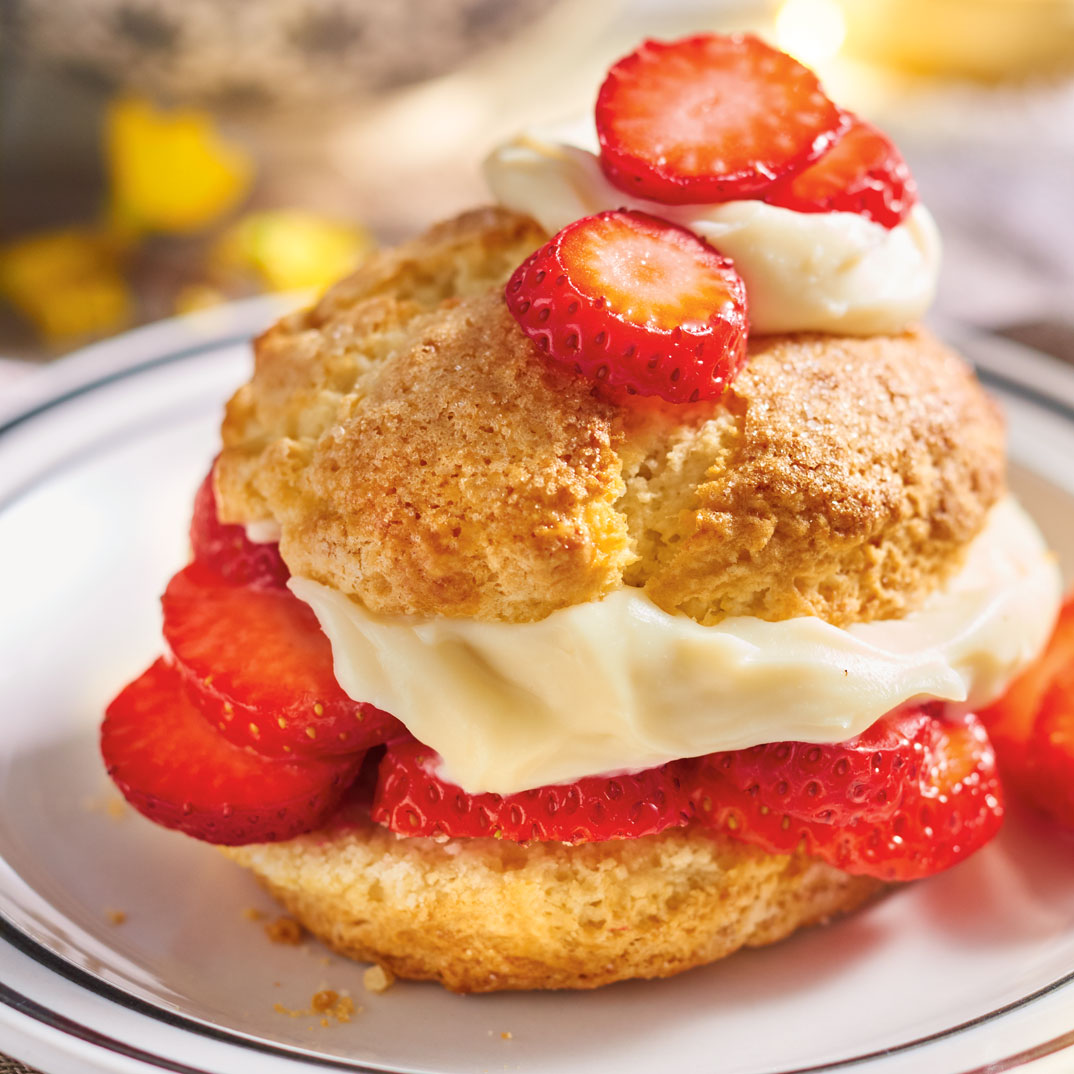 Petits shortcakes aux fraises et à la crème au fromage à la crème et au chocolat blanc Ricardo Petits shortcakes aux fraises et à la crème au fromage à la crème et au chocolat blanc Ricardo