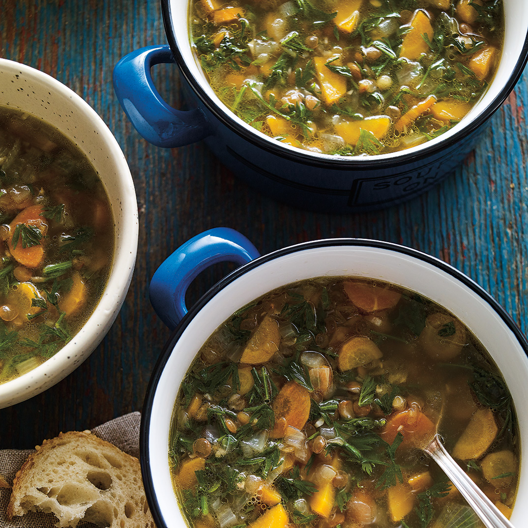 Soupe aux lentilles et aux fanes de carottes