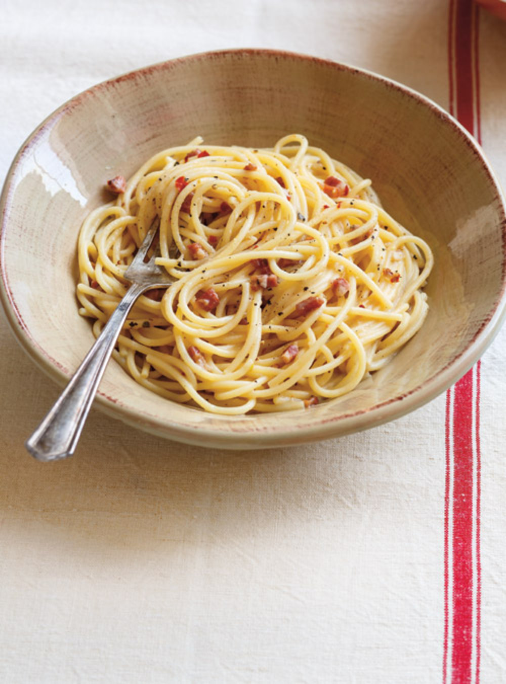 Spaghettis au bacon, au piment et au pecorino (pasta alla gricia)