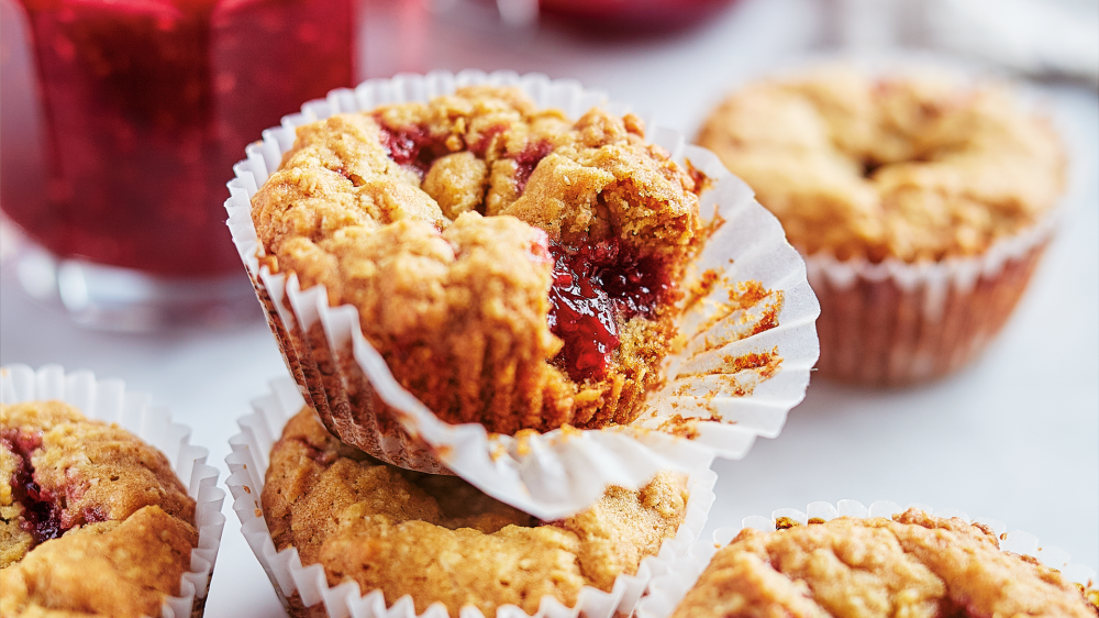 Oatmeal Cookie Cups with Strawberry and Raspberry Jam | RICARDO