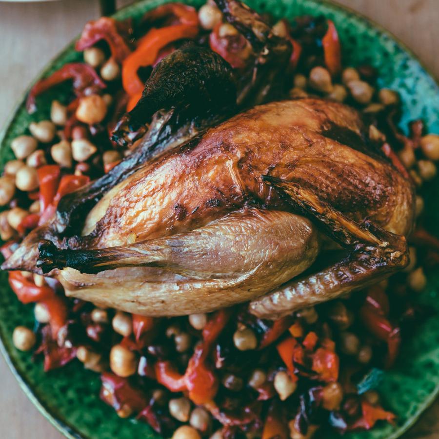 Pintade rôtie et pois chiches aux poivrons caramélisés et aux raisins secs
