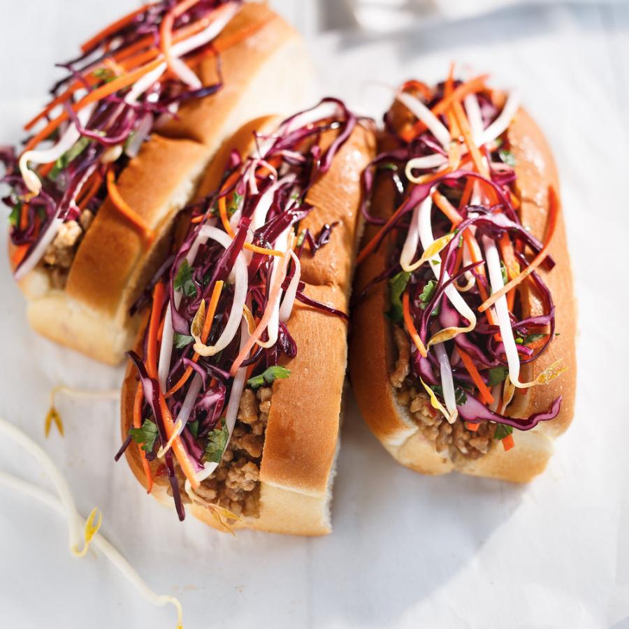 Guédilles chaudes au porc haché, salade de chou rouge-image