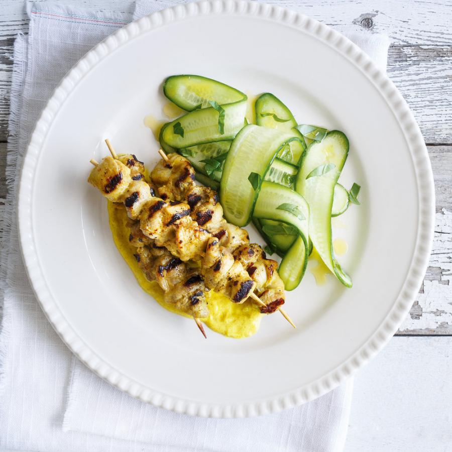 Brochettes de lapin au cari et concombres à la lime