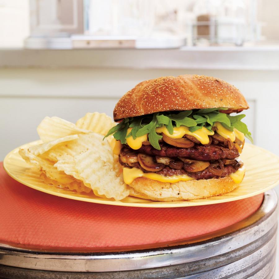Burger double aux champignons, sauce au fromage-image