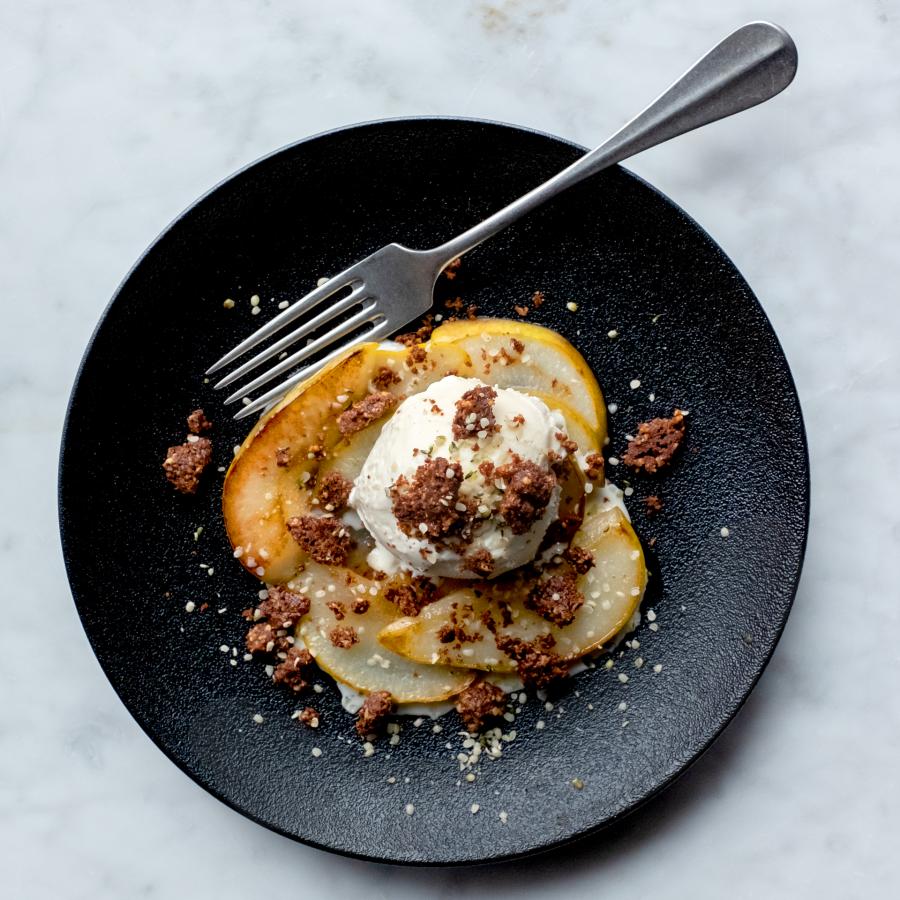 Crumble chanvre-cacao, poires poêlées et crème glacée