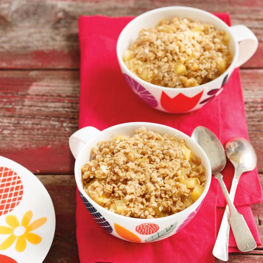 Croustade aux pommes dans une tasse au micro-ondes