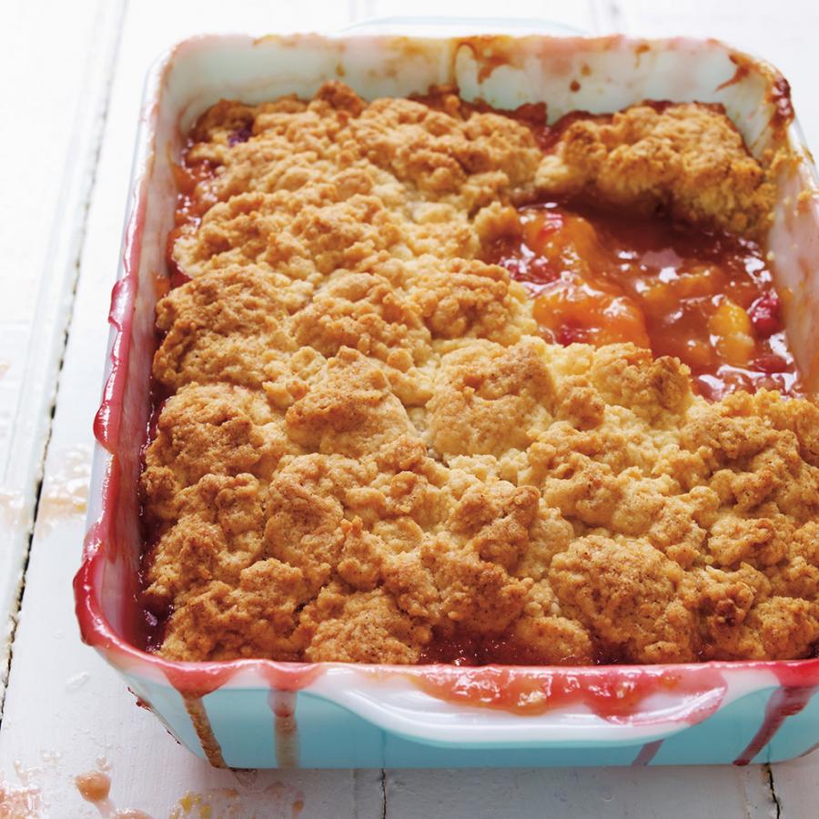 Cobbler aux pêches, framboises et gingembre