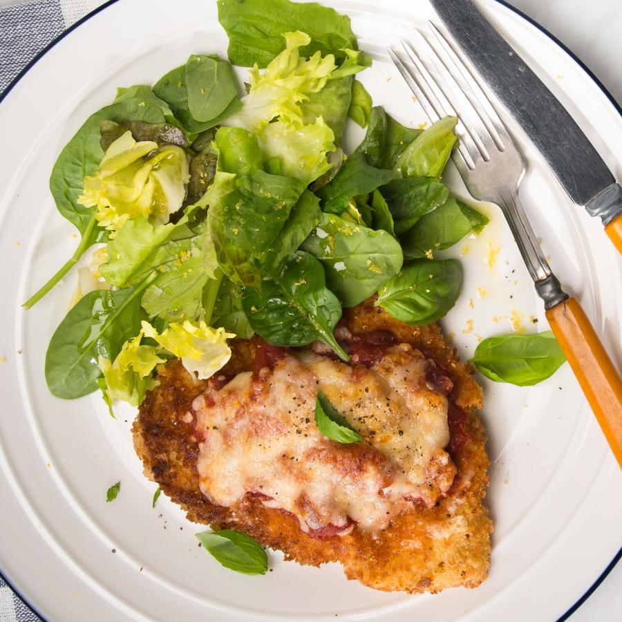 Veau parmigiana readymeal plat cuisiné le dîner avec des haricots