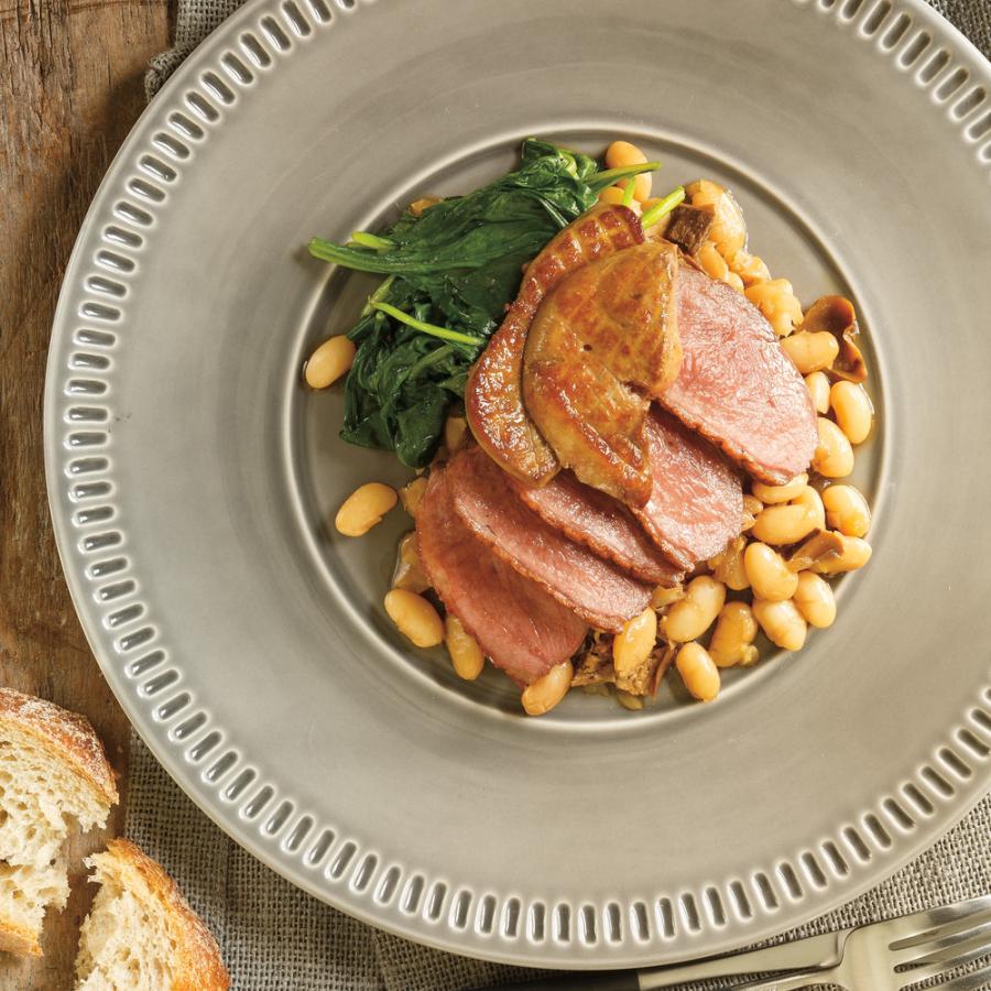 Canard rôti aux haricots blancs et aux bolets, avec foie gras poêlé