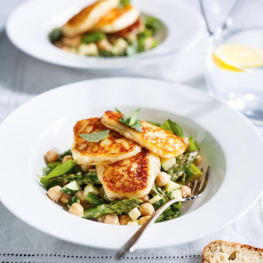 Salade d’asperges et de pois chiches avec fromage halloumi grillé-image