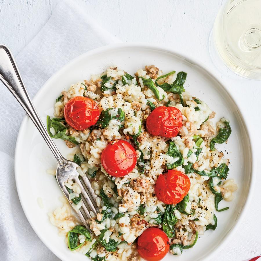 Risotto au veau haché, aux épinards et aux tomates rôties