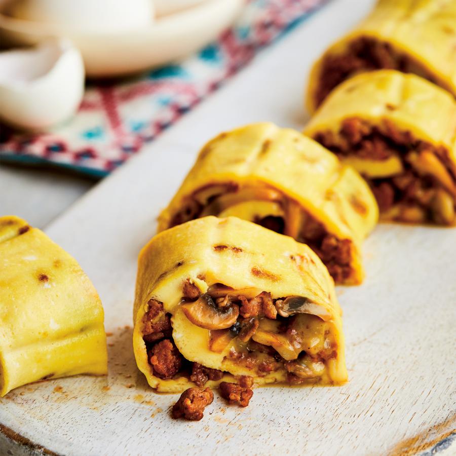 Omelette roulée à la saucisse et aux champignons