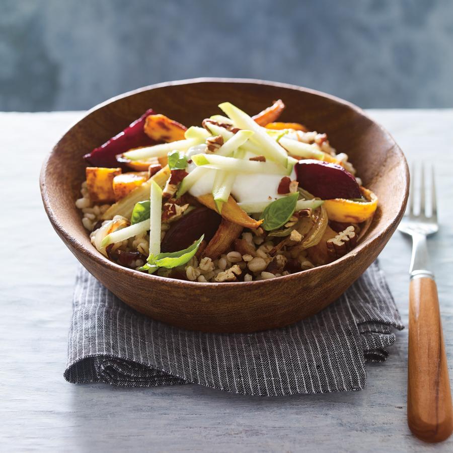 Bol d’orge aux dattes et aux légumes rôtis