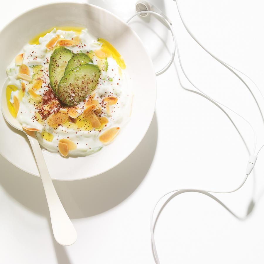Yogourt salé au concombre et aux amandes grillées
