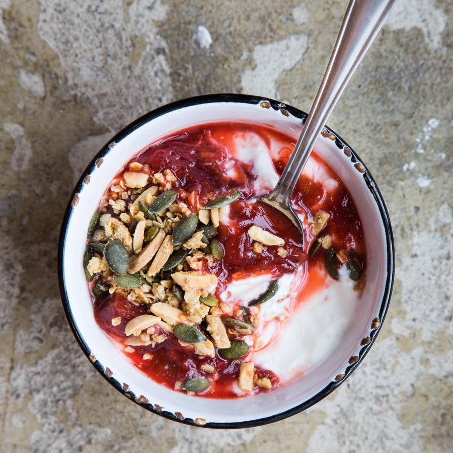 Yogourt à la compote de rhubarbe et crumble aux graines de citrouille
