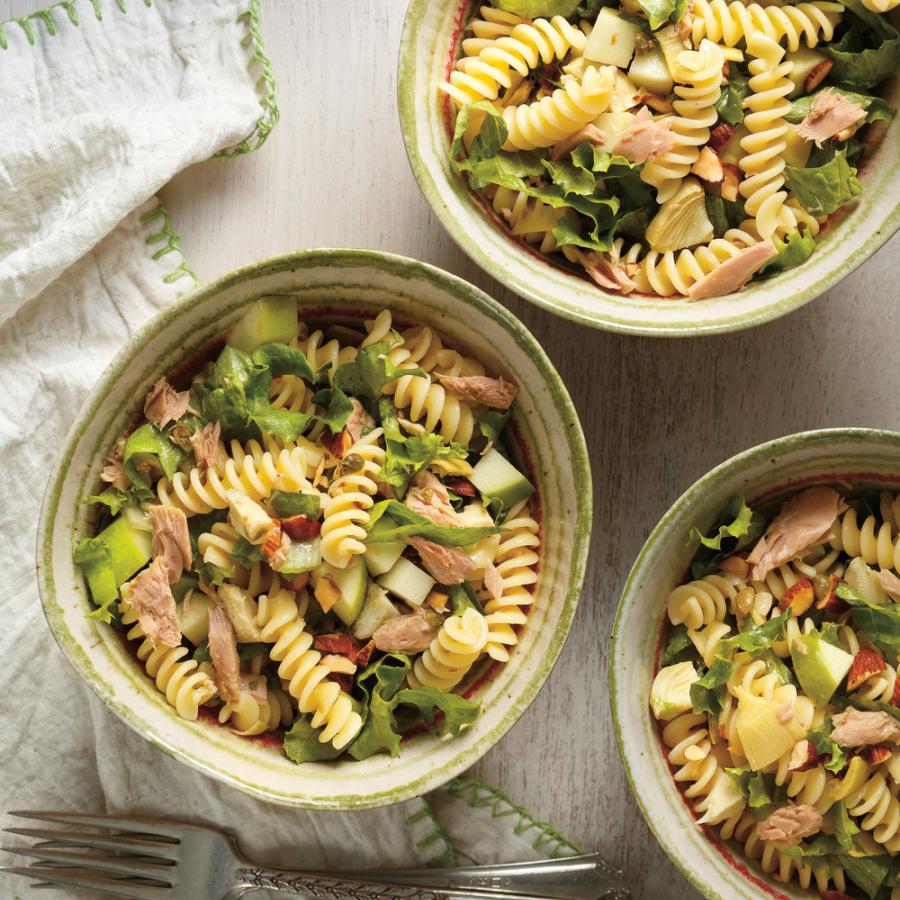 Salade de pâtes, de thon, de pommes et d'artichauts-image
