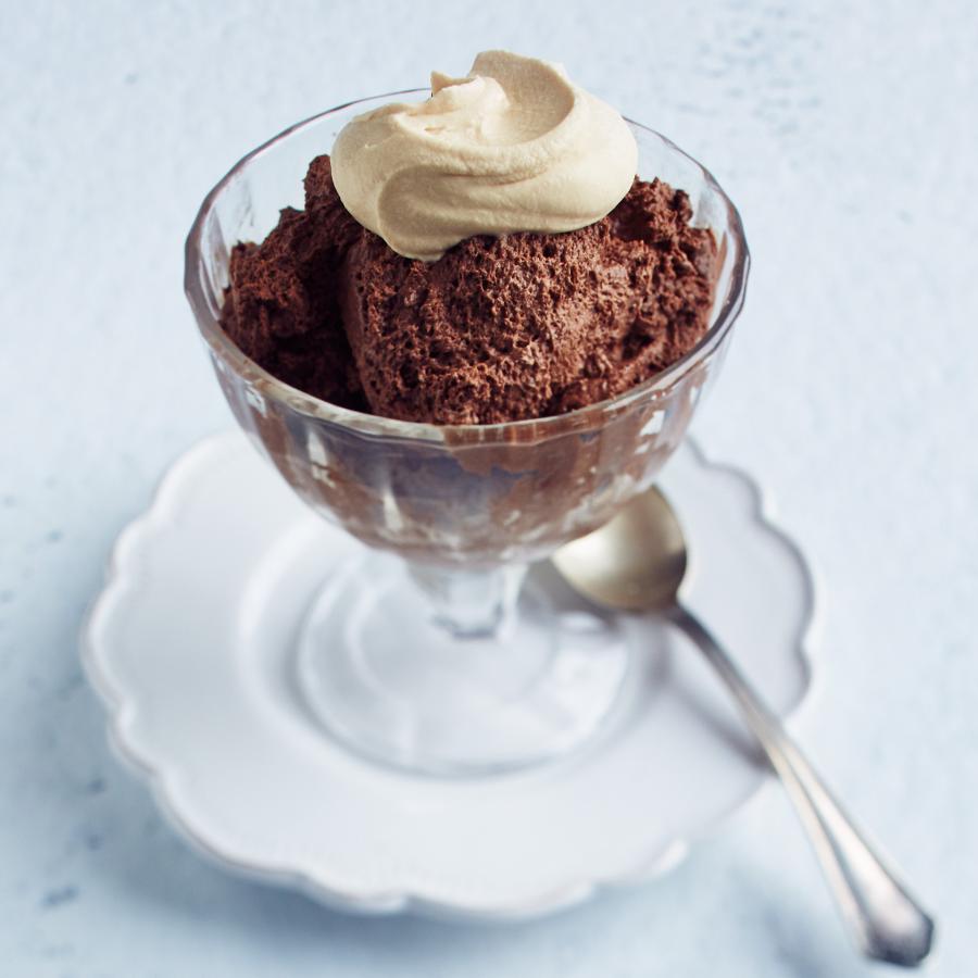Mousse au chocolat et chantilly au caramel-image