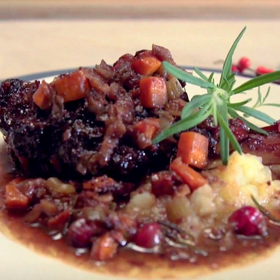 Jarrets d’agneau aux canneberges et romarin, écrasé de pomme de terre et topinambour à l’ail confit