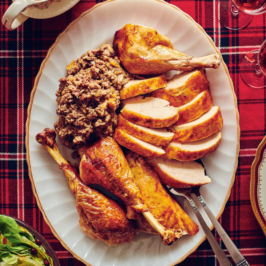 Dindon rôti farci au porc et aux fruits séchés