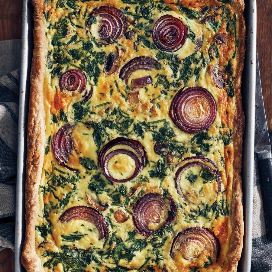 Quiche aux oignons caramélisés, champignons et épinards