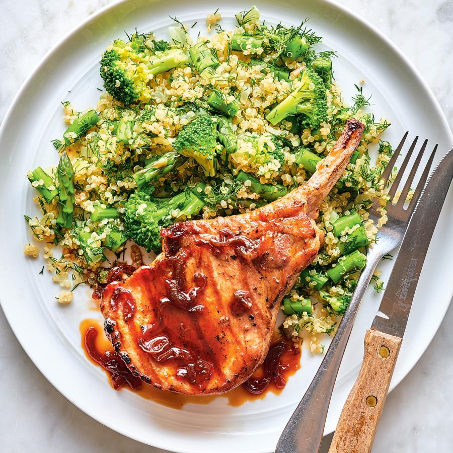 Côtelettes de porc et quinoa au brocoli et aux asperges