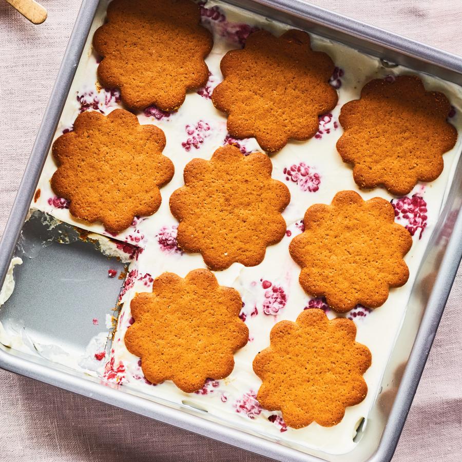 Dessert étagé au fromage à la crème et aux framboises sans cuisson
