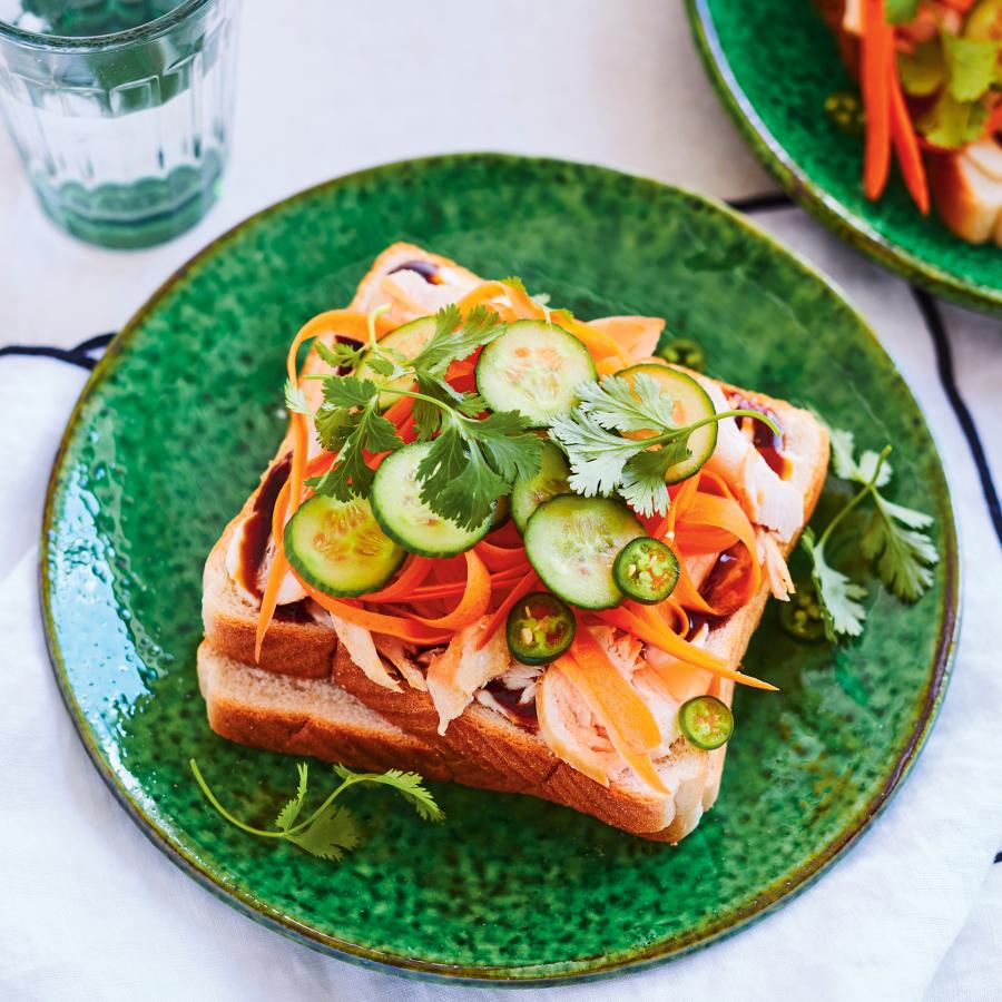 Sandwichs style bao bun au poulet et à la carotte marinée-image
