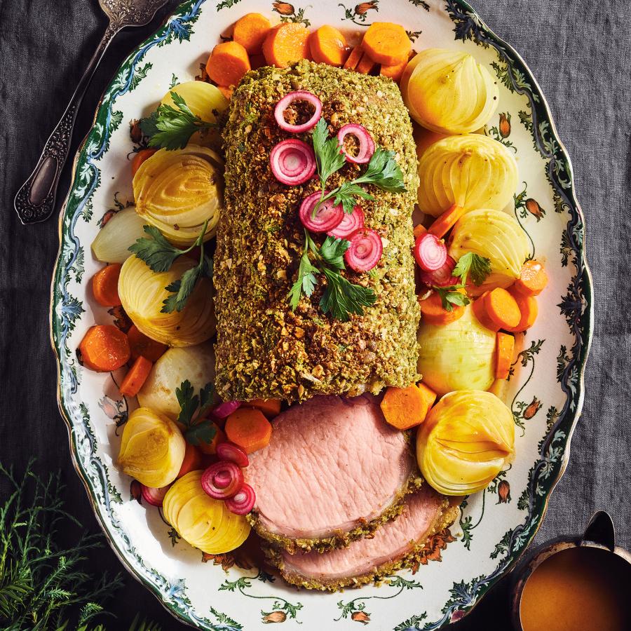 Longe de porc rôtie en croûte de graines de citrouille et oignons au jus de carottes-image