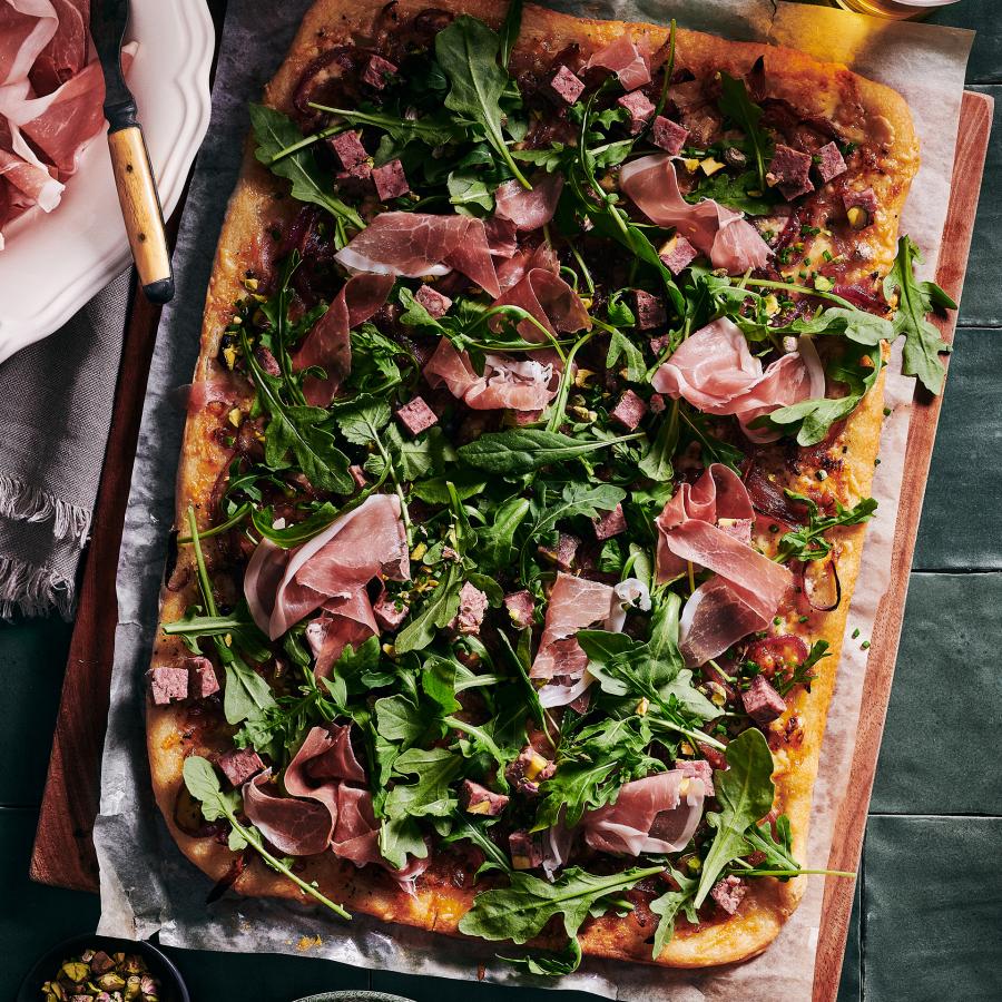Tarte flambée au pâté de campagne à la pistache et au jambon cru