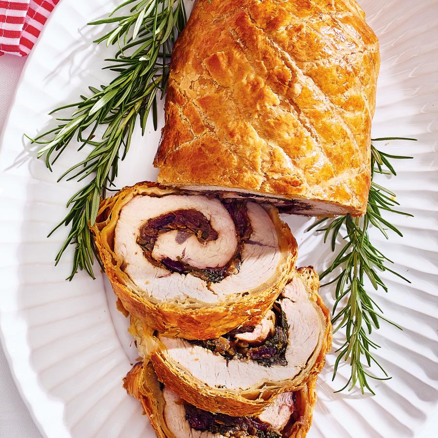 Dindon Wellington aux oignons caramélisés, sauce aux champignons