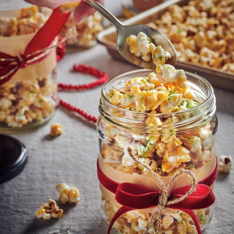 Popcorn au caramel, lime et noix de coco