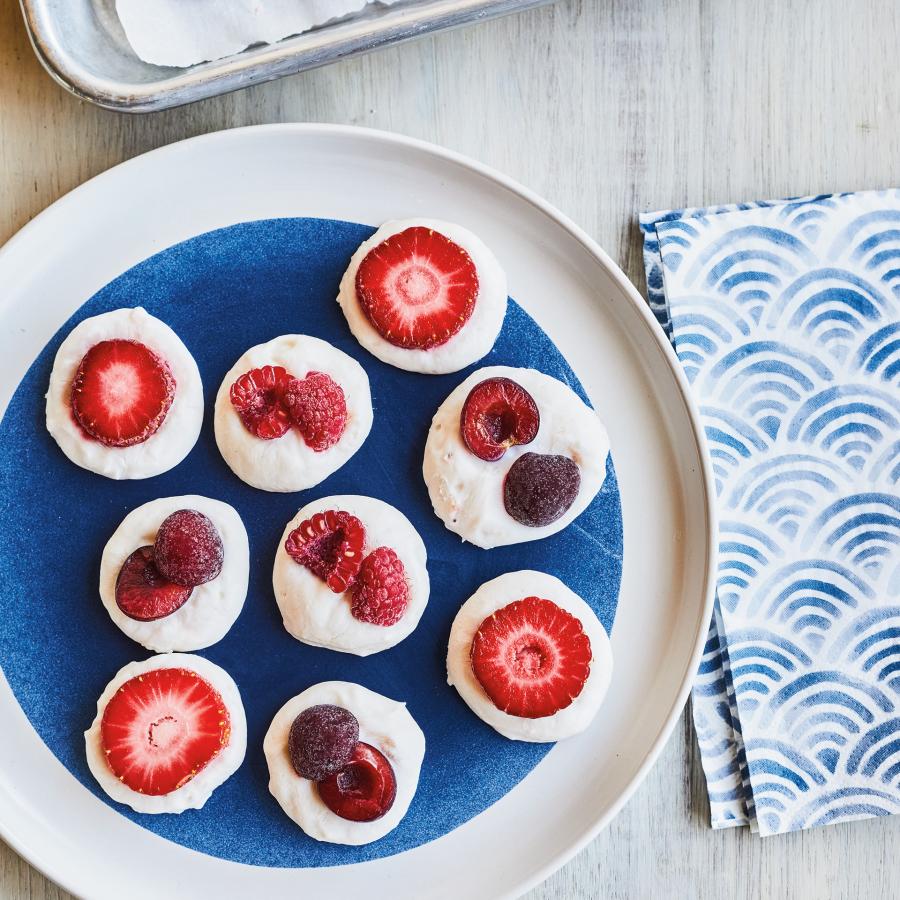 Bouchées glacées de yogourt grec aux fruits rouges
