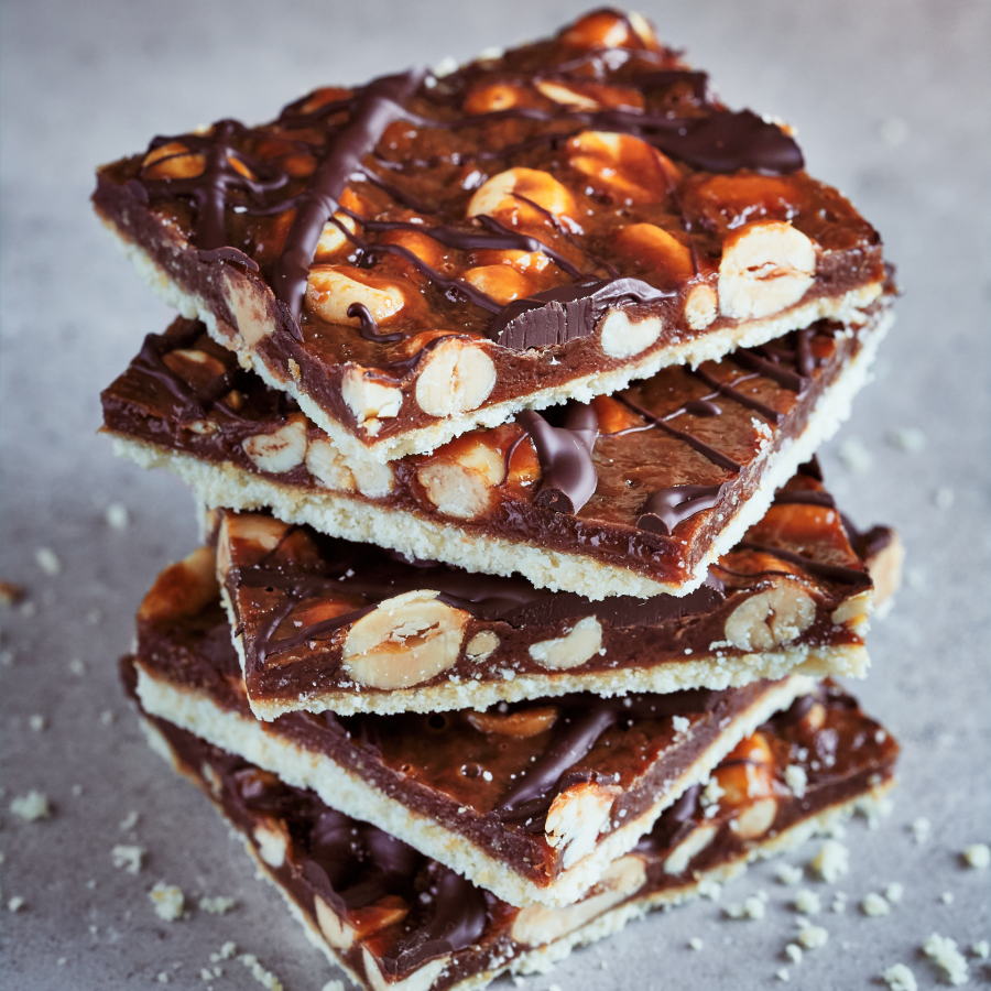 Carrés croquants au caramel et aux arachides