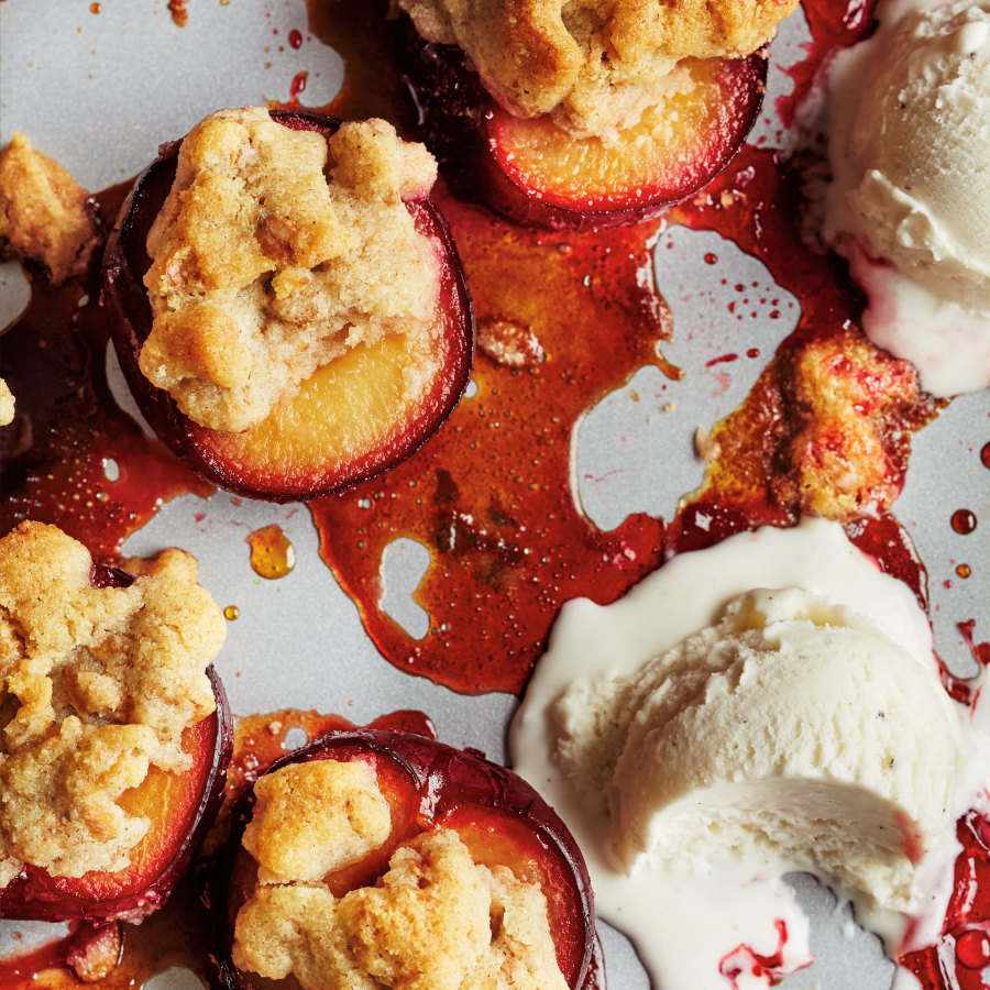 Prunes rôties et crumble aux amandes et à l’épeautre
