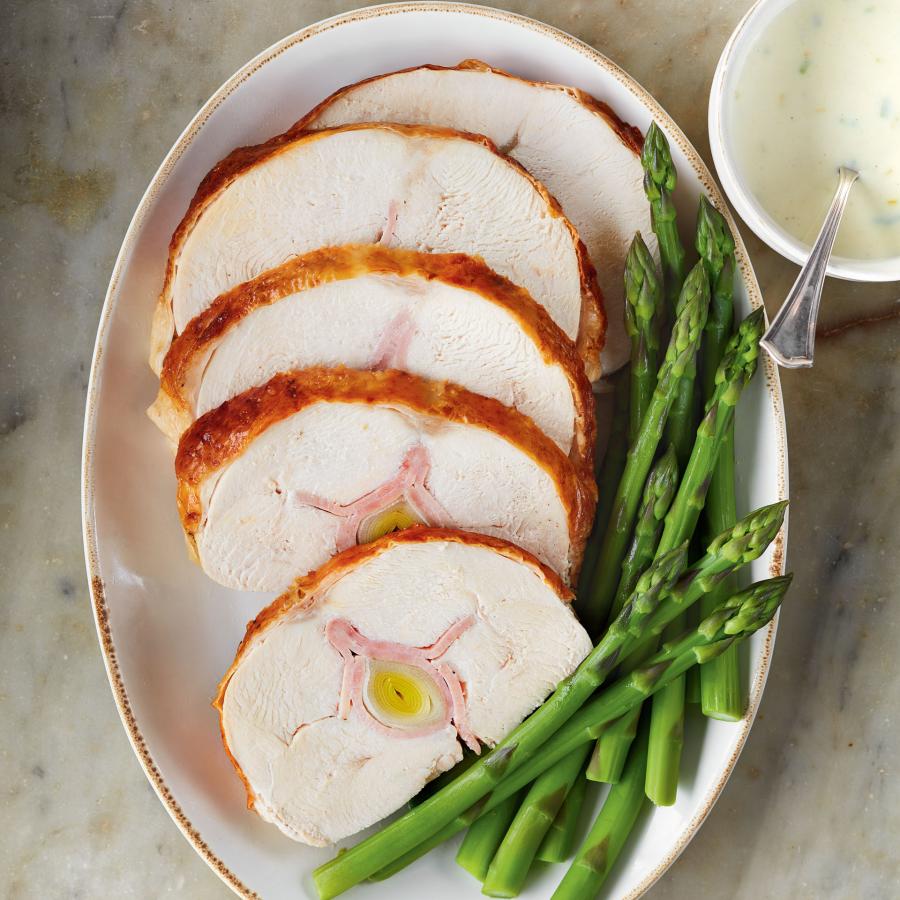 Rôti de dinde farci au poireau et au jambon, sauce béchamel au fromage