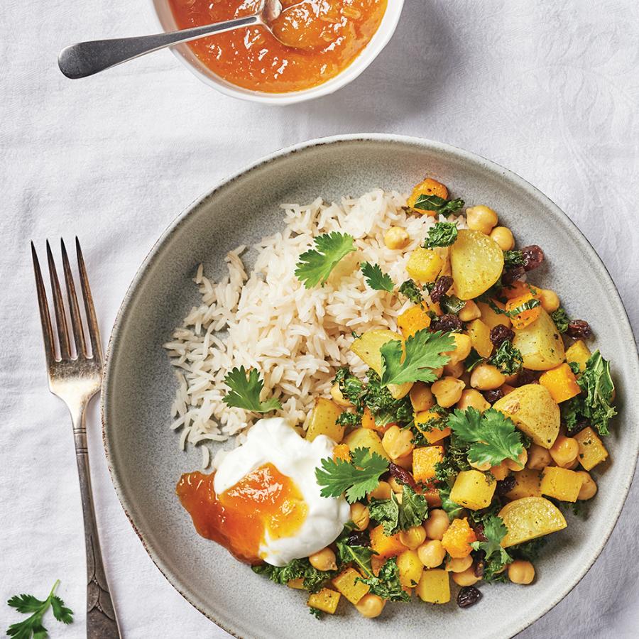 Plaque de légumes racines et de pois chiches au cari, sauce à la mangue