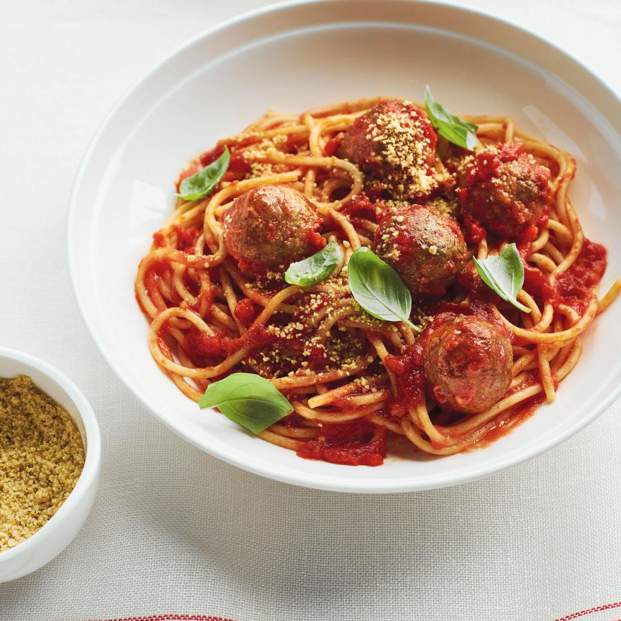 Spaghettis aux boulettes à l'aubergine et à la sauce tomate