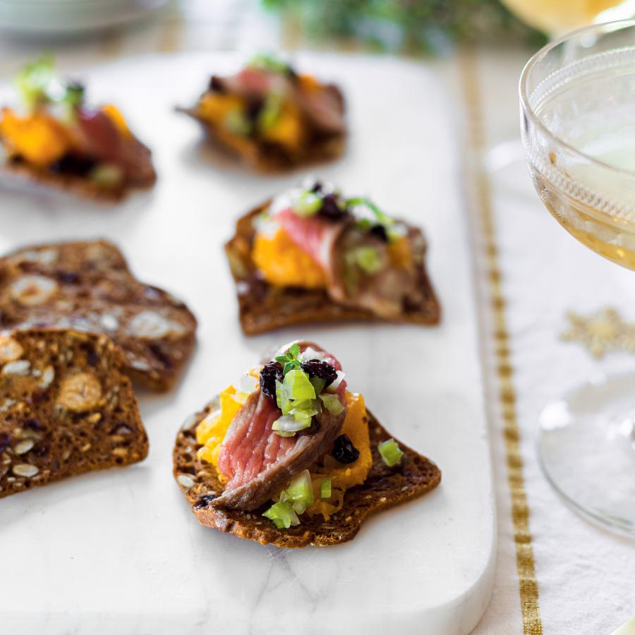 Canapés à la courge rôtie et à l’agneau