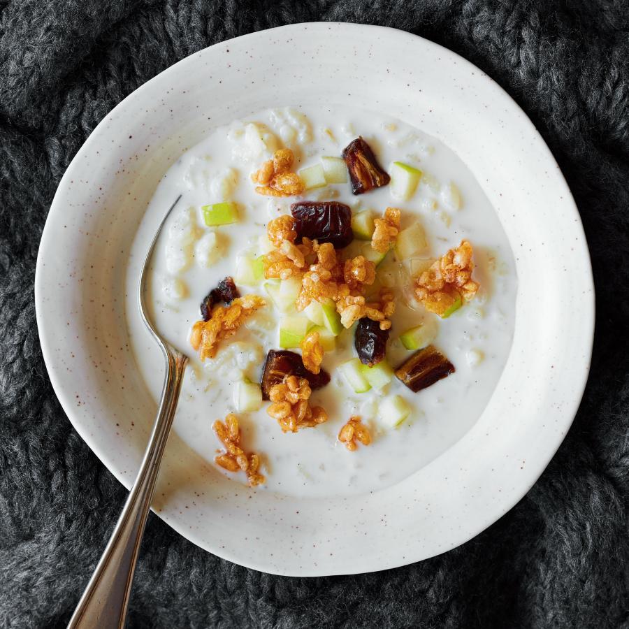 Riz au lait, aux dattes et à la pomme