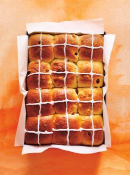 Brioches de carême aux raisins et aux abricots