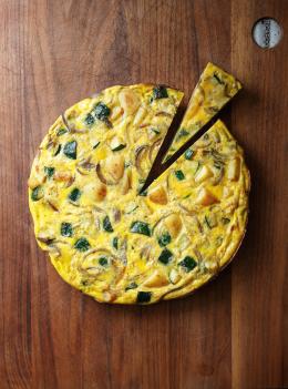 Omelette aux courgettes et aux pommes de terre rissolées