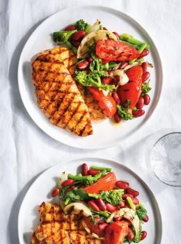 Salade de haricots rouges aux rapinis et escalopes de poulet grillées