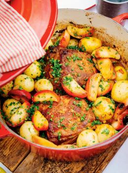 Rôti de porc braisé aux pommes